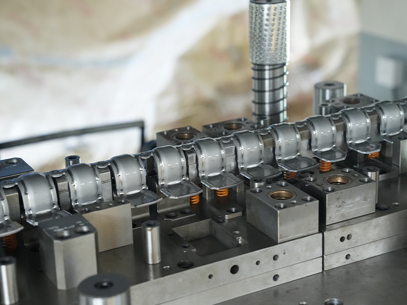 Mi történik egy gyárban, hogy fémbélyegző alkatrészeket készítsen?